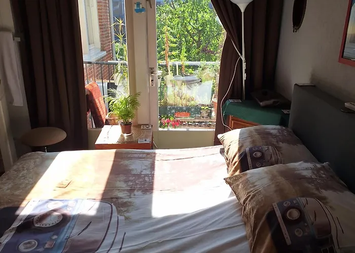 Homey Budget Bedroom * Amsterdam